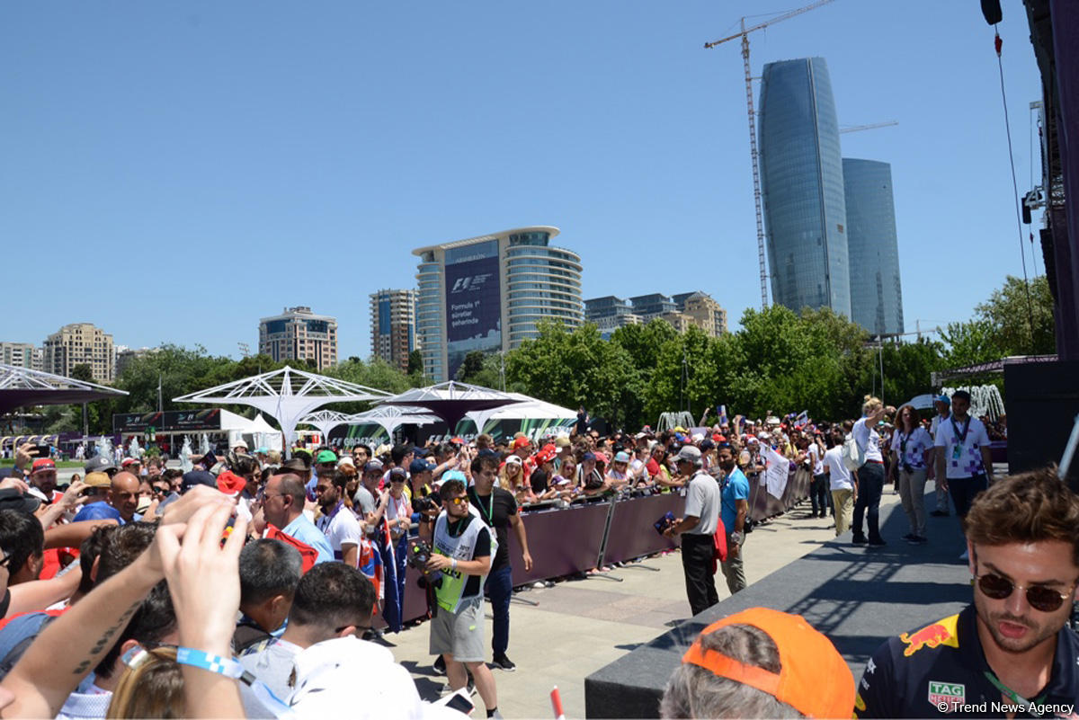 В развлекательной зоне F1 Village в Баку проходит автограф-сессия пилотов Формулы-1 (ФОТО)