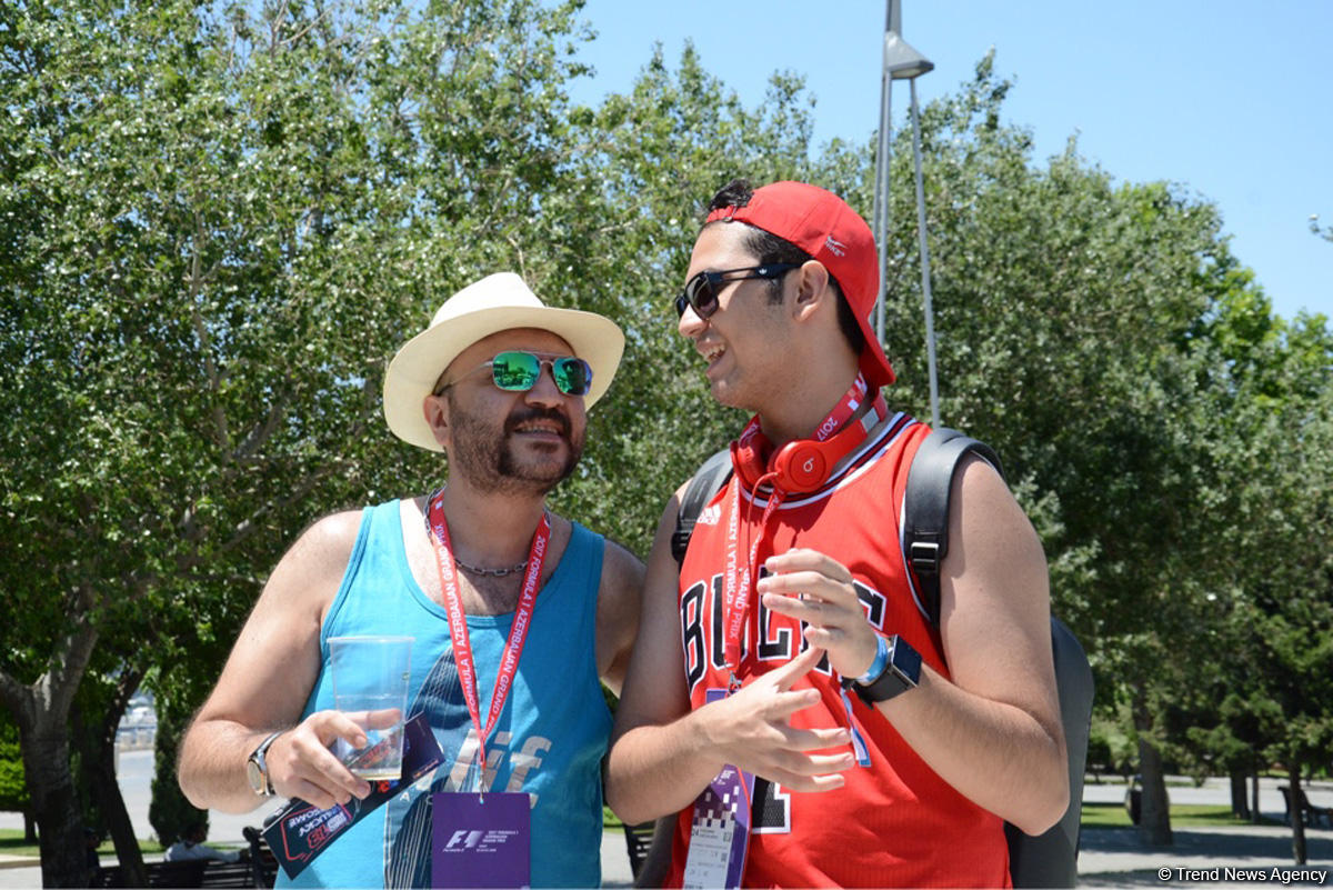 В развлекательной зоне F1 Village в Баку проходит автограф-сессия пилотов Формулы-1 (ФОТО)