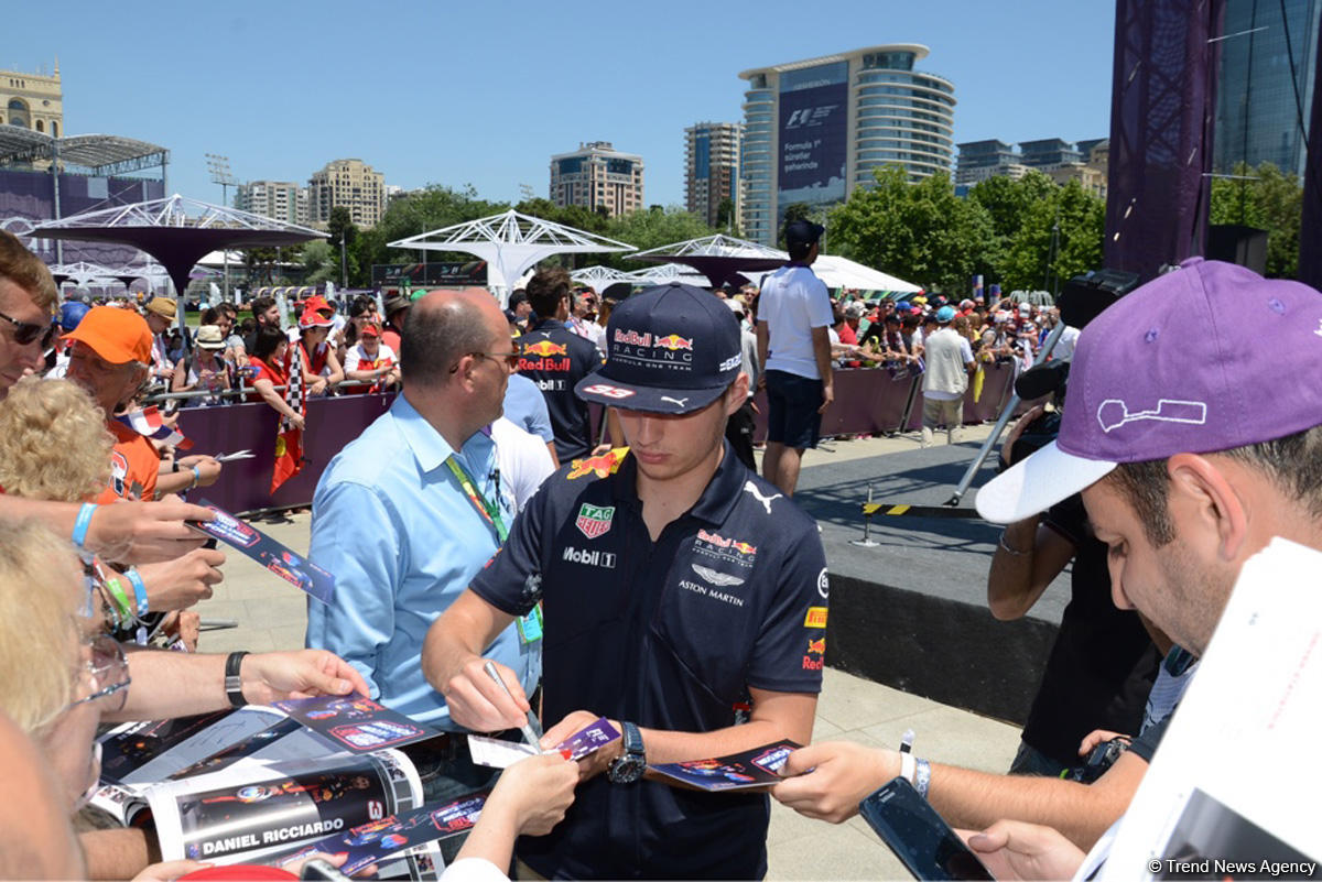 В развлекательной зоне F1 Village в Баку проходит автограф-сессия пилотов Формулы-1 (ФОТО)