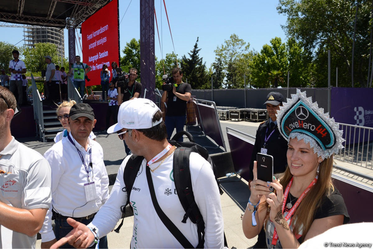 В развлекательной зоне F1 Village в Баку проходит автограф-сессия пилотов Формулы-1 (ФОТО)