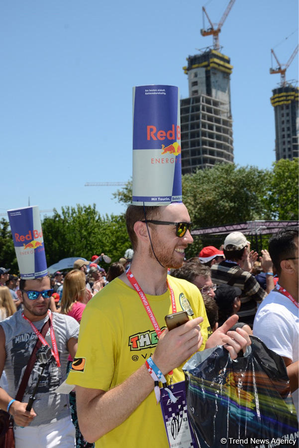 В развлекательной зоне F1 Village в Баку проходит автограф-сессия пилотов Формулы-1 (ФОТО)