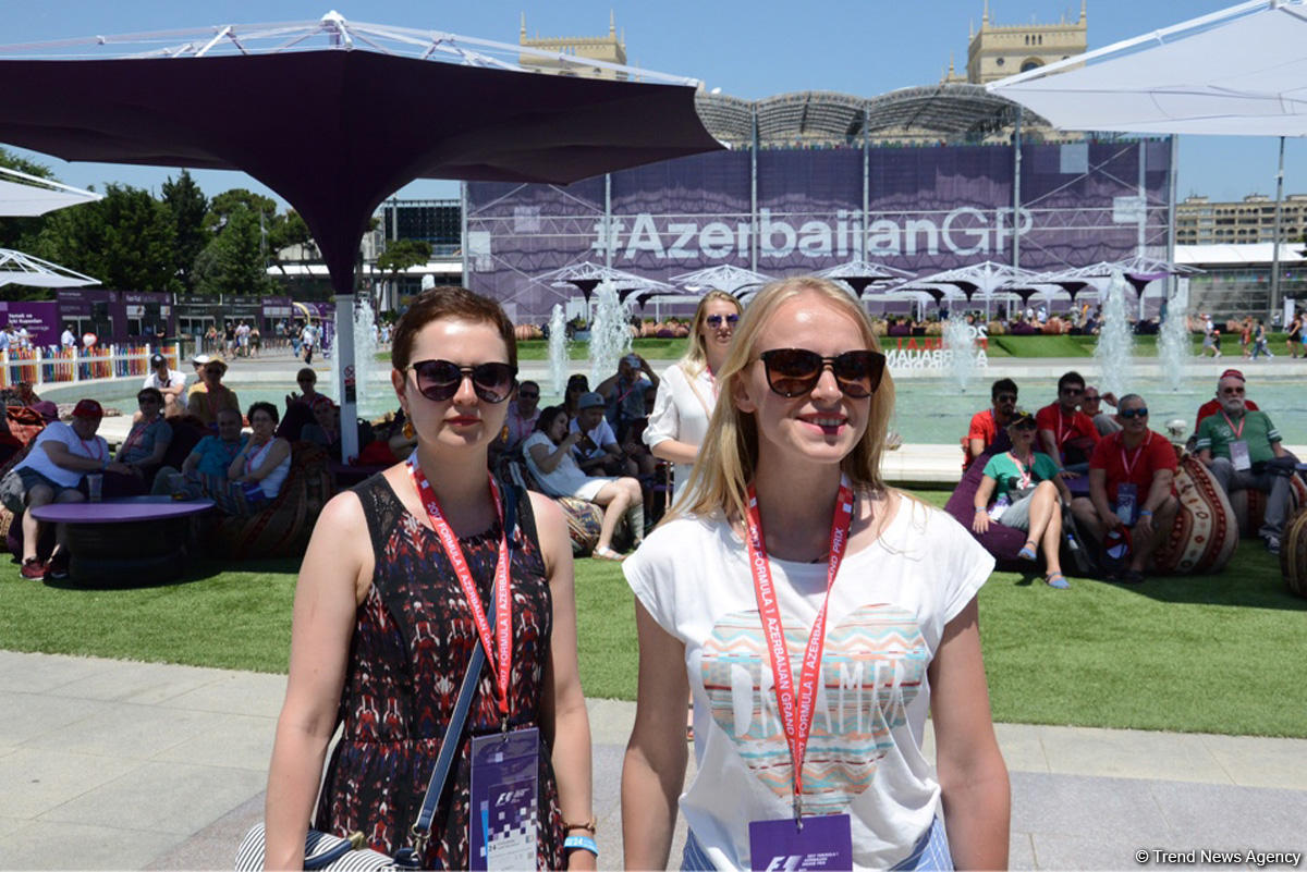 В развлекательной зоне F1 Village в Баку проходит автограф-сессия пилотов Формулы-1 (ФОТО)