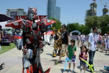 В развлекательной зоне F1 Village в Баку проходит автограф-сессия пилотов Формулы 1 (ФОТОСЕССИЯ)