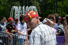 В развлекательной зоне F1 Village в Баку проходит автограф-сессия пилотов Формулы 1 (ФОТОСЕССИЯ)