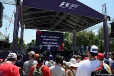 В развлекательной зоне F1 Village в Баку проходит автограф-сессия пилотов Формулы 1 (ФОТОСЕССИЯ)
