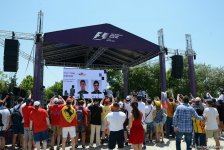 В развлекательной зоне F1 Village в Баку проходит автограф-сессия пилотов Формулы 1 (ФОТОСЕССИЯ)