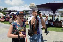В развлекательной зоне F1 Village в Баку проходит автограф-сессия пилотов Формулы 1 (ФОТОСЕССИЯ)