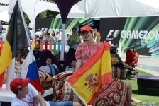 В развлекательной зоне F1 Village в Баку проходит автограф-сессия пилотов Формулы 1 (ФОТОСЕССИЯ)