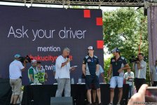 В развлекательной зоне F1 Village в Баку проходит автограф-сессия пилотов Формулы 1 (ФОТОСЕССИЯ)