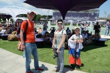 В развлекательной зоне F1 Village в Баку проходит автограф-сессия пилотов Формулы 1 (ФОТОСЕССИЯ)