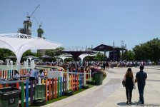 В развлекательной зоне F1 Village в Баку проходит автограф-сессия пилотов Формулы 1 (ФОТОСЕССИЯ)