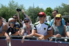 В развлекательной зоне F1 Village в Баку проходит автограф-сессия пилотов Формулы 1 (ФОТОСЕССИЯ)