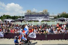 В развлекательной зоне F1 Village в Баку проходит автограф-сессия пилотов Формулы 1 (ФОТОСЕССИЯ)