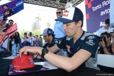 В развлекательной зоне F1 Village в Баку проходит автограф-сессия пилотов Формулы 1 (ФОТОСЕССИЯ)