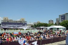 В развлекательной зоне F1 Village в Баку проходит автограф-сессия пилотов Формулы 1 (ФОТОСЕССИЯ)