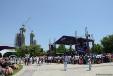 В развлекательной зоне F1 Village в Баку проходит автограф-сессия пилотов Формулы 1 (ФОТОСЕССИЯ)