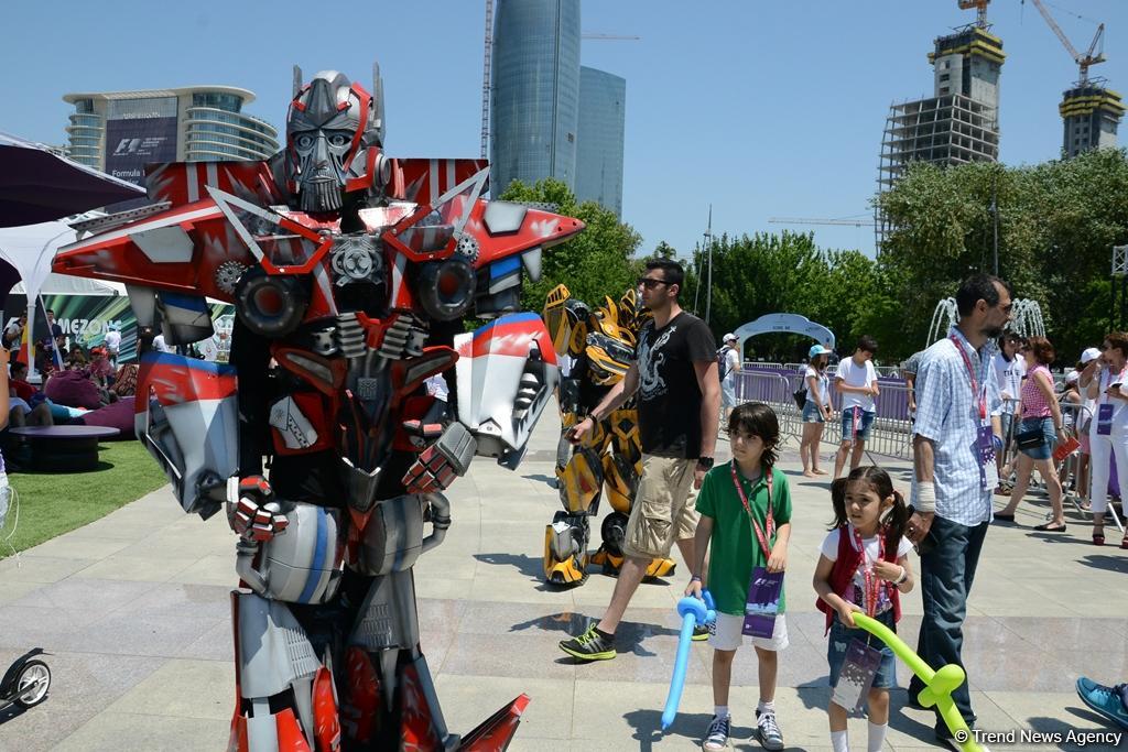 В развлекательной зоне F1 Village в Баку проходит автограф-сессия пилотов Формулы 1 (ФОТОСЕССИЯ)