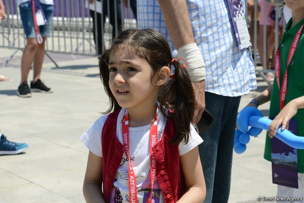 В развлекательной зоне F1 Village в Баку проходит автограф-сессия пилотов Формулы 1 (ФОТОСЕССИЯ)