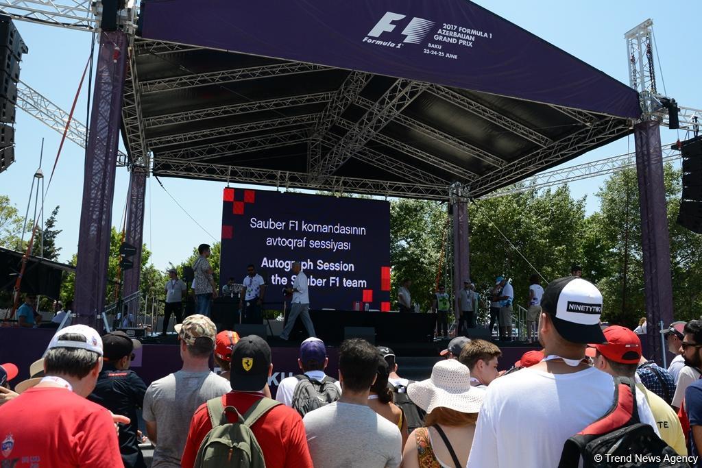 В развлекательной зоне F1 Village в Баку проходит автограф-сессия пилотов Формулы 1 (ФОТОСЕССИЯ)