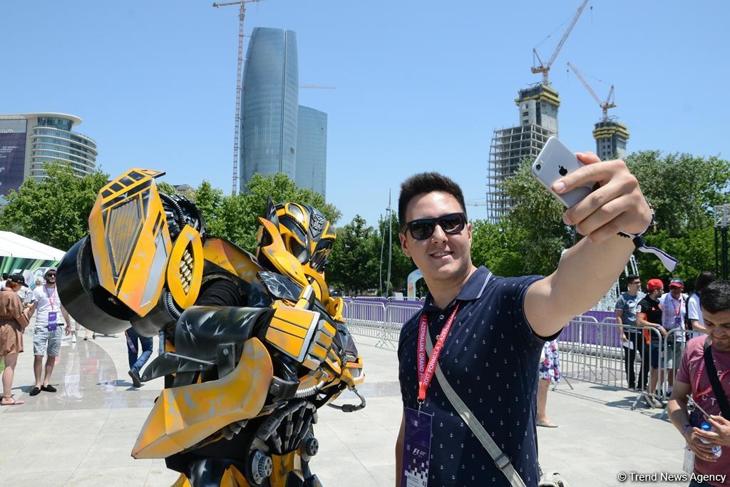 В развлекательной зоне F1 Village в Баку проходит автограф-сессия пилотов Формулы 1 (ФОТОСЕССИЯ)