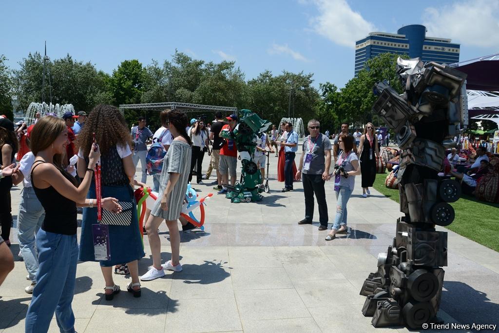 В развлекательной зоне F1 Village в Баку проходит автограф-сессия пилотов Формулы 1 (ФОТОСЕССИЯ)