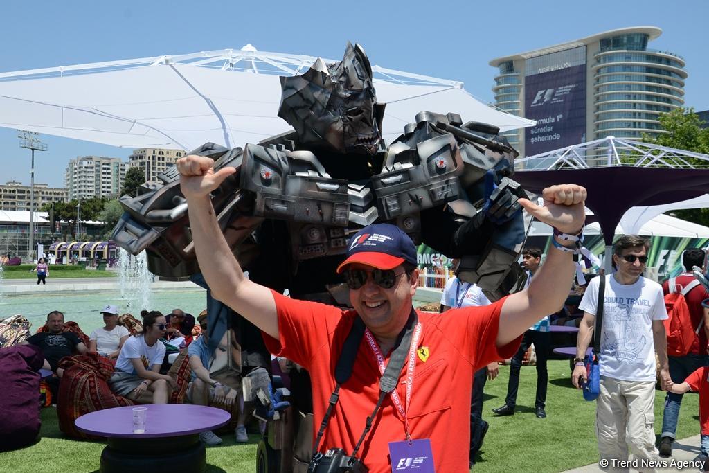 В развлекательной зоне F1 Village в Баку проходит автограф-сессия пилотов Формулы 1 (ФОТОСЕССИЯ)