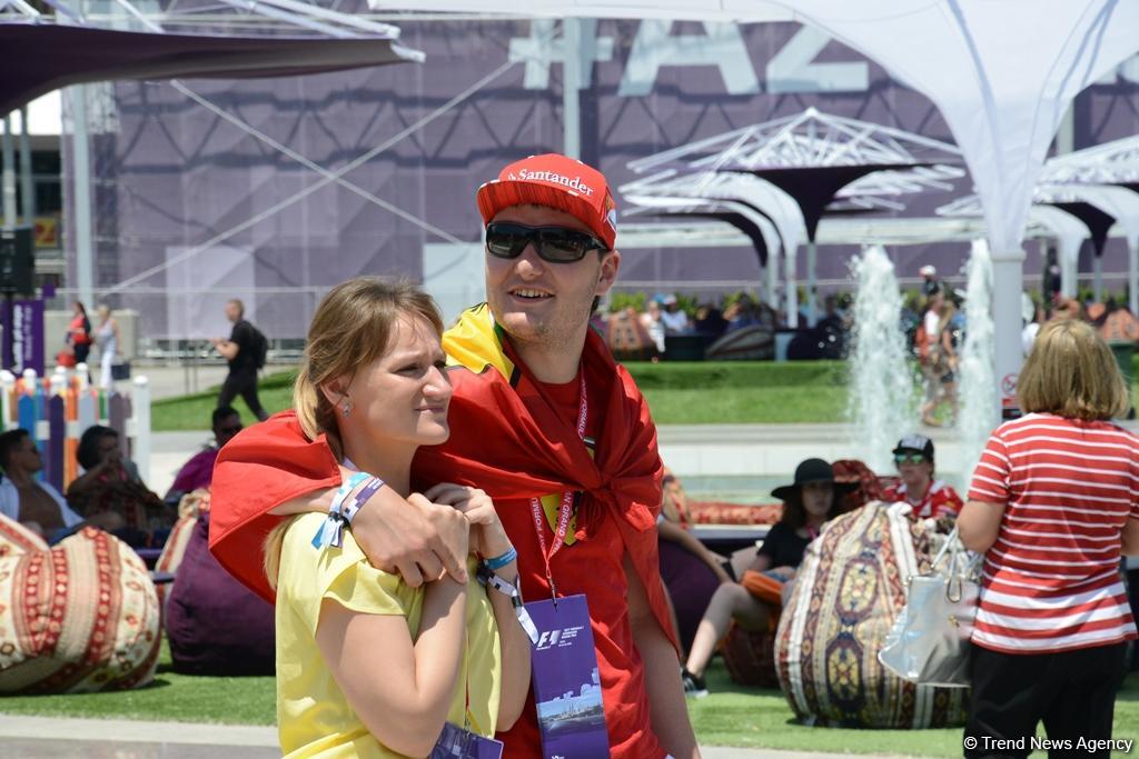 В развлекательной зоне F1 Village в Баку проходит автограф-сессия пилотов Формулы 1 (ФОТОСЕССИЯ)