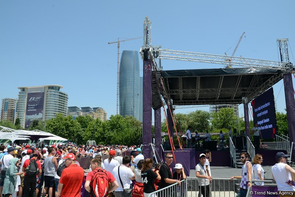 В развлекательной зоне F1 Village в Баку проходит автограф-сессия пилотов Формулы 1 (ФОТОСЕССИЯ)