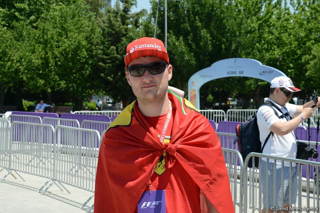 В развлекательной зоне F1 Village в Баку проходит автограф-сессия пилотов Формулы 1 (ФОТОСЕССИЯ)
