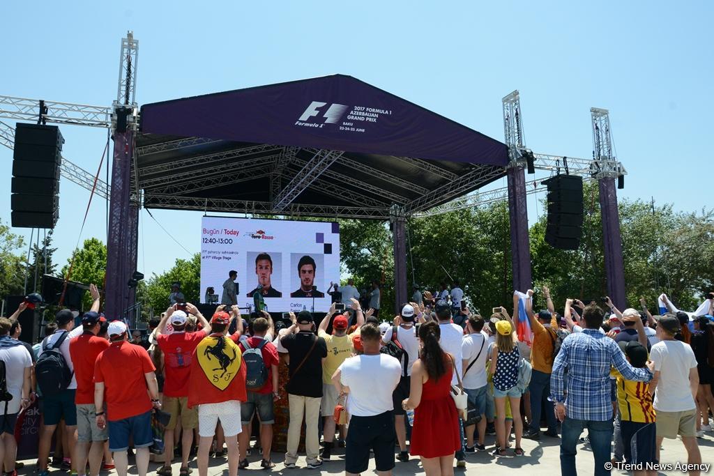 В развлекательной зоне F1 Village в Баку проходит автограф-сессия пилотов Формулы 1 (ФОТОСЕССИЯ)