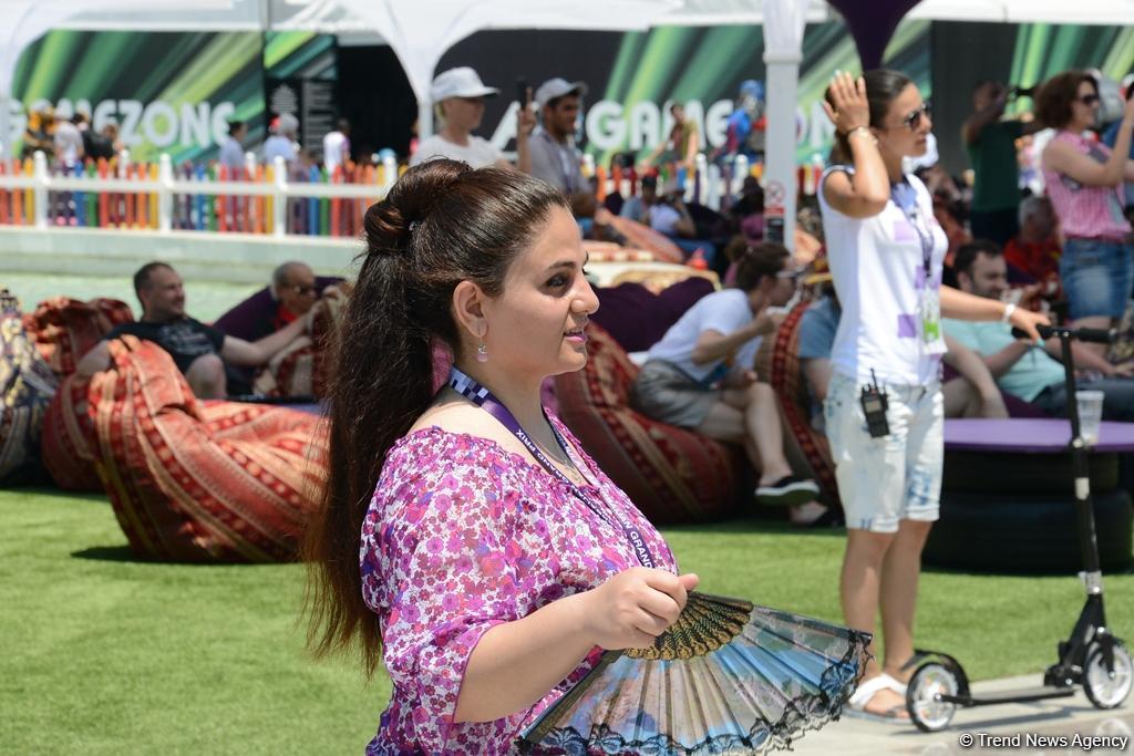 В развлекательной зоне F1 Village в Баку проходит автограф-сессия пилотов Формулы 1 (ФОТОСЕССИЯ)