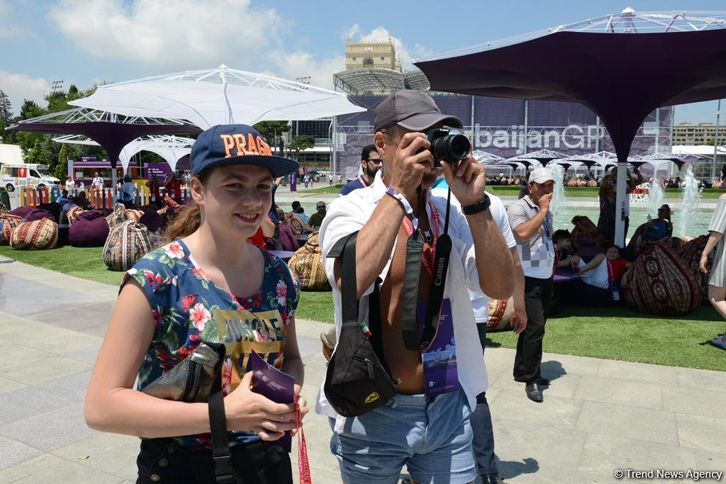 В развлекательной зоне F1 Village в Баку проходит автограф-сессия пилотов Формулы 1 (ФОТОСЕССИЯ)