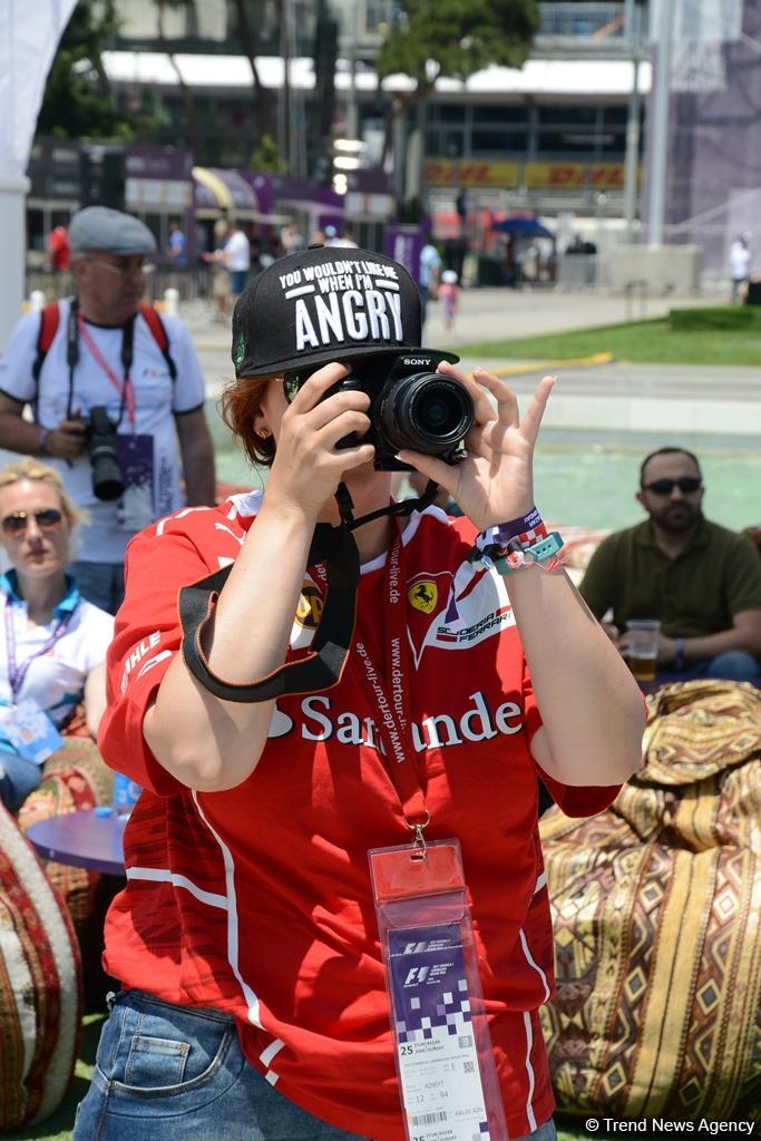 В развлекательной зоне F1 Village в Баку проходит автограф-сессия пилотов Формулы 1 (ФОТОСЕССИЯ)