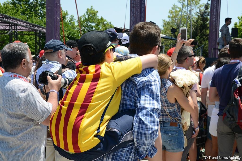В развлекательной зоне F1 Village в Баку проходит автограф-сессия пилотов Формулы 1 (ФОТОСЕССИЯ)