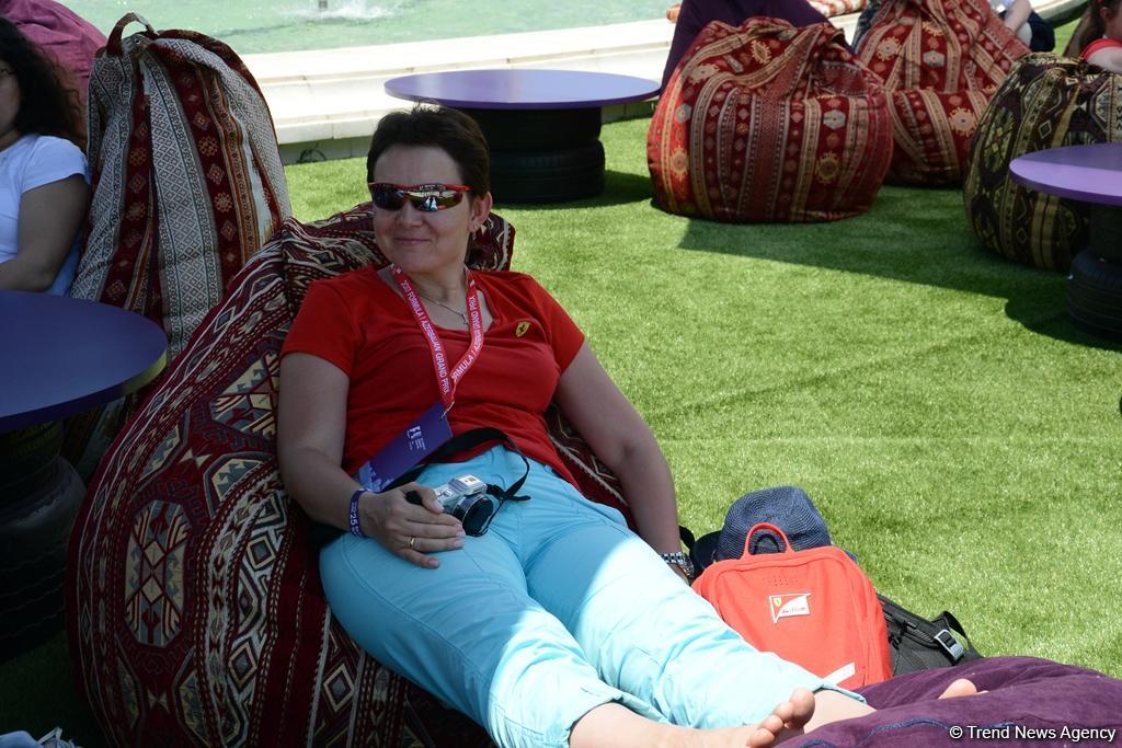 В развлекательной зоне F1 Village в Баку проходит автограф-сессия пилотов Формулы 1 (ФОТОСЕССИЯ)