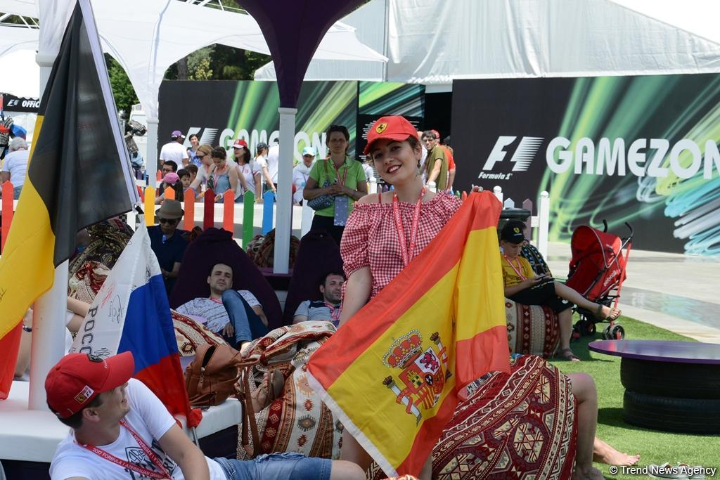 В развлекательной зоне F1 Village в Баку проходит автограф-сессия пилотов Формулы 1 (ФОТОСЕССИЯ)