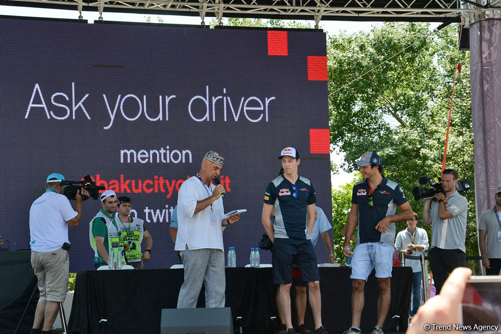 В развлекательной зоне F1 Village в Баку проходит автограф-сессия пилотов Формулы 1 (ФОТОСЕССИЯ)