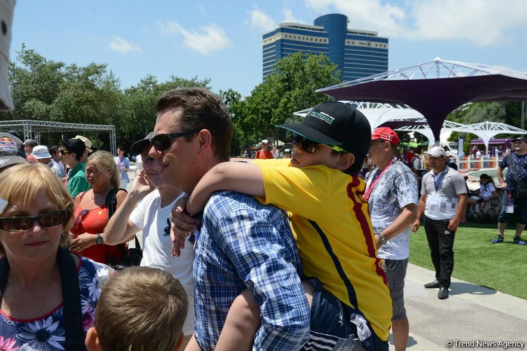 В развлекательной зоне F1 Village в Баку проходит автограф-сессия пилотов Формулы 1 (ФОТОСЕССИЯ)