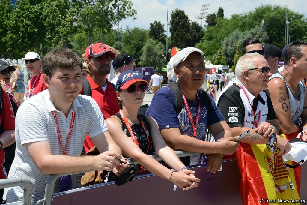 В развлекательной зоне F1 Village в Баку проходит автограф-сессия пилотов Формулы 1 (ФОТОСЕССИЯ)