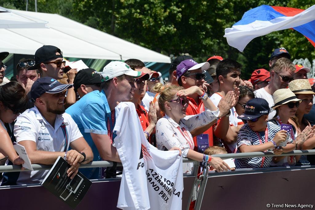 В развлекательной зоне F1 Village в Баку проходит автограф-сессия пилотов Формулы 1 (ФОТОСЕССИЯ)