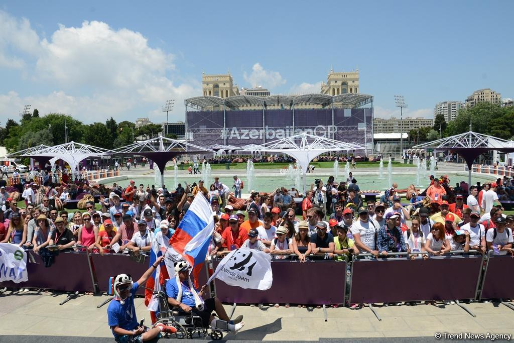 В развлекательной зоне F1 Village в Баку проходит автограф-сессия пилотов Формулы 1 (ФОТОСЕССИЯ)