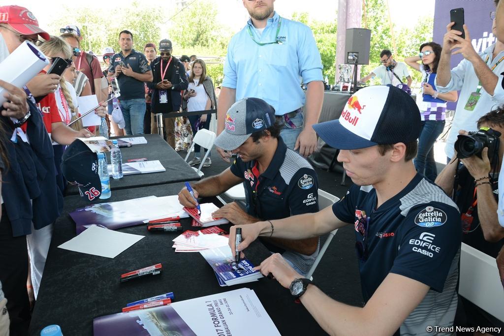 В развлекательной зоне F1 Village в Баку проходит автограф-сессия пилотов Формулы 1 (ФОТОСЕССИЯ)