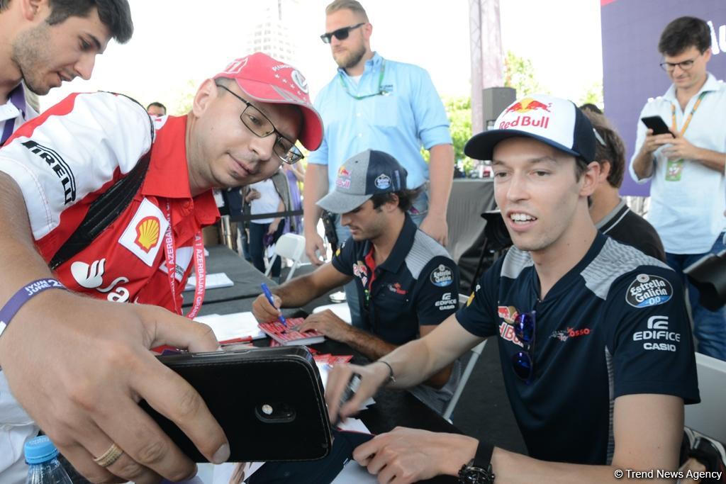 В развлекательной зоне F1 Village в Баку проходит автограф-сессия пилотов Формулы 1 (ФОТОСЕССИЯ)