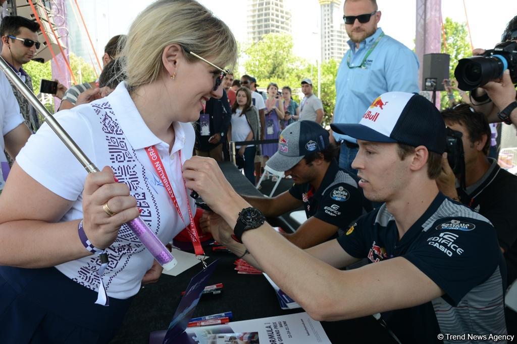 В развлекательной зоне F1 Village в Баку проходит автограф-сессия пилотов Формулы 1 (ФОТОСЕССИЯ)