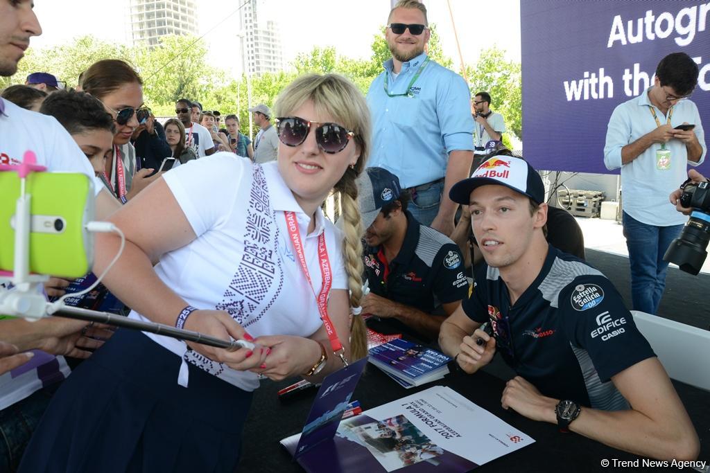 В развлекательной зоне F1 Village в Баку проходит автограф-сессия пилотов Формулы 1 (ФОТОСЕССИЯ)