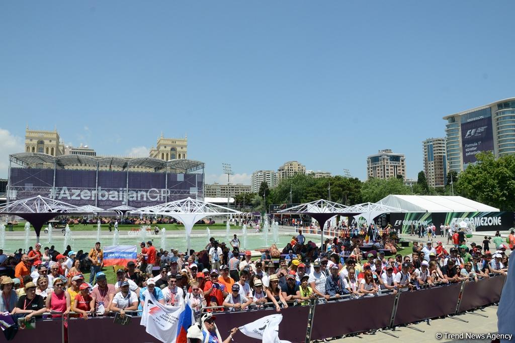 В развлекательной зоне F1 Village в Баку проходит автограф-сессия пилотов Формулы 1 (ФОТОСЕССИЯ)