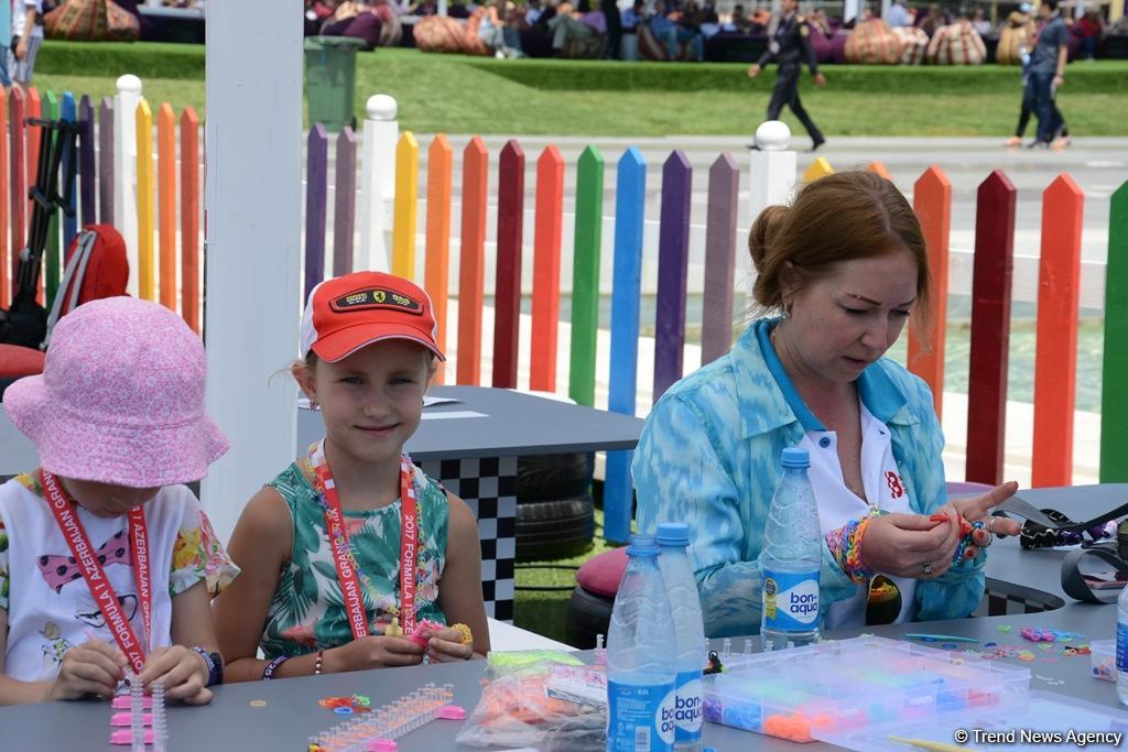 В развлекательной зоне F1 Village в Баку проходит автограф-сессия пилотов Формулы 1 (ФОТОСЕССИЯ)