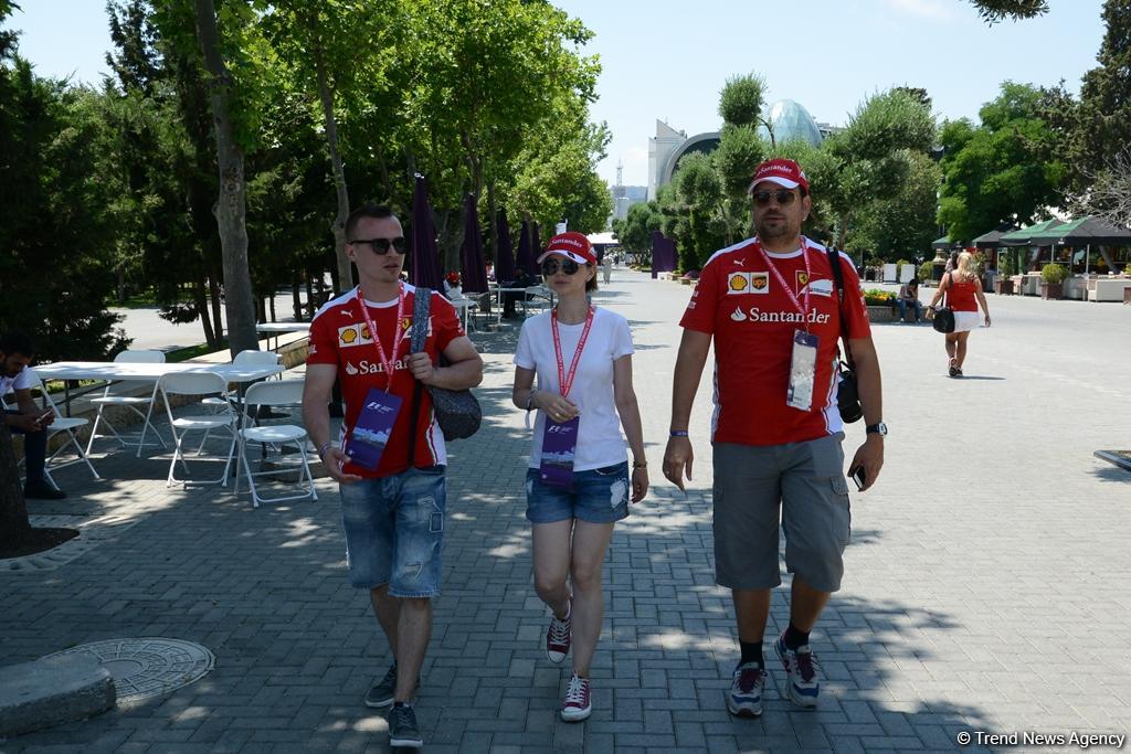 В развлекательной зоне F1 Village в Баку проходит автограф-сессия пилотов Формулы 1 (ФОТОСЕССИЯ)