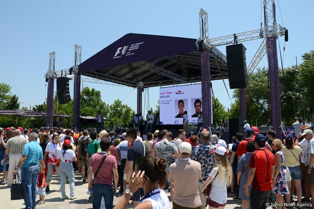 В развлекательной зоне F1 Village в Баку проходит автограф-сессия пилотов Формулы 1 (ФОТОСЕССИЯ)