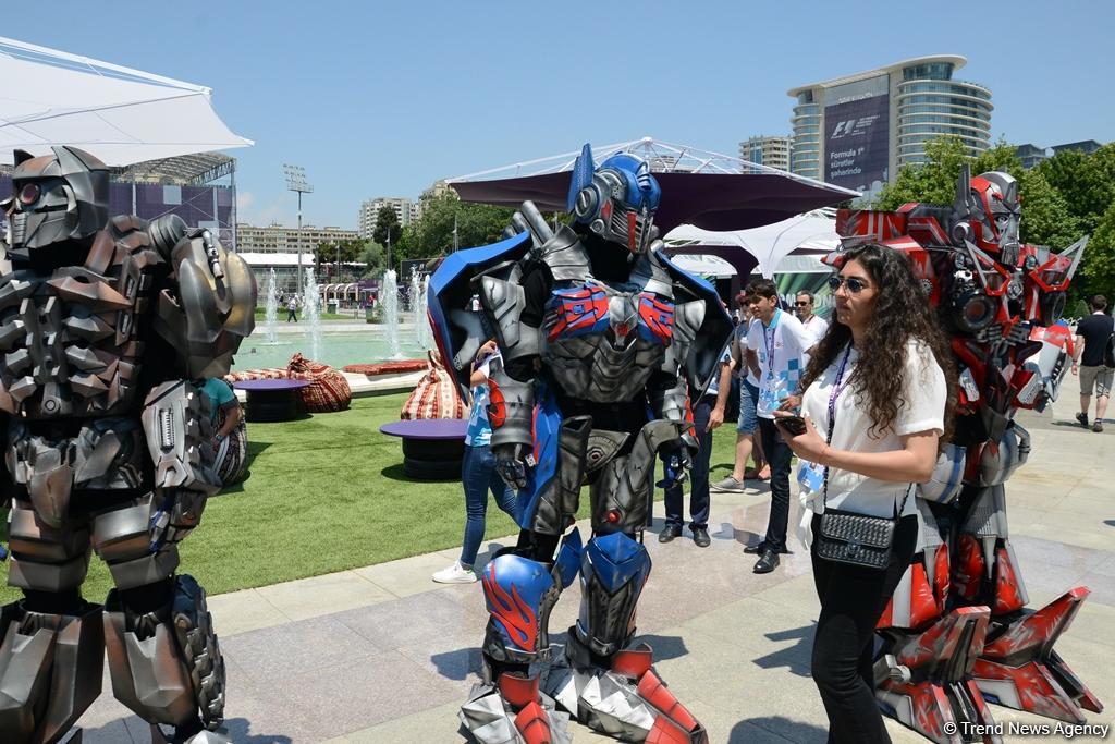 В развлекательной зоне F1 Village в Баку проходит автограф-сессия пилотов Формулы 1 (ФОТОСЕССИЯ)